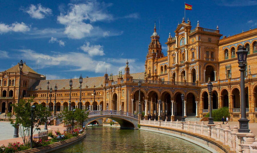 La-Plaza-de-España-de-Sevilla-historia-belleza-e-inspiración.jpg