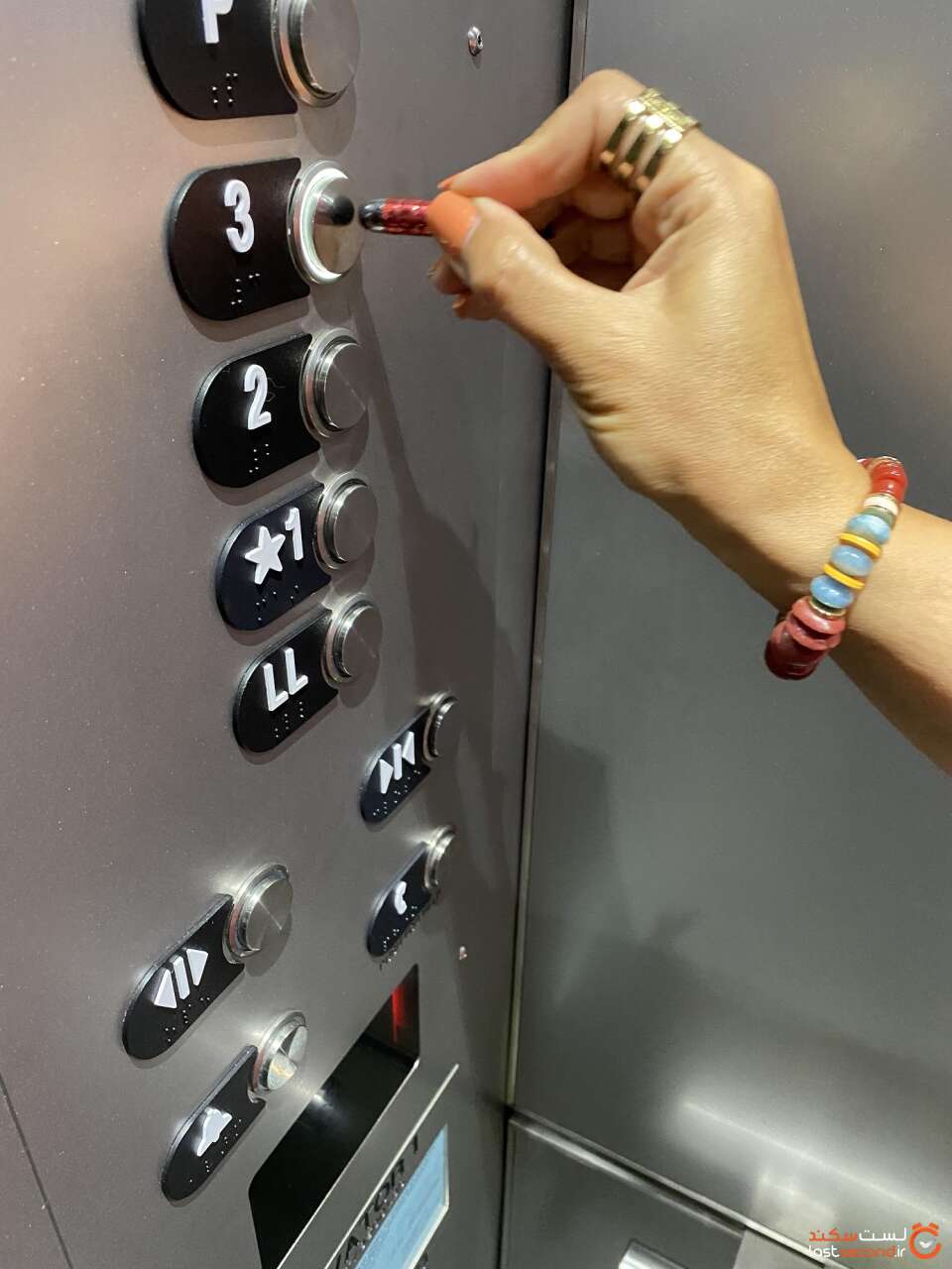 کپسول فلزی برای دکمه‌ی آسانسور.JPG
