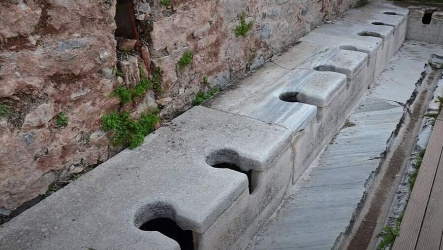 دستشویی های رم باستان.jpg