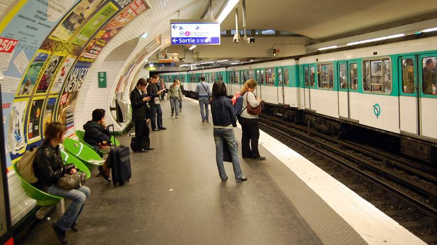 article-france-paris-metro-commuters.jpg