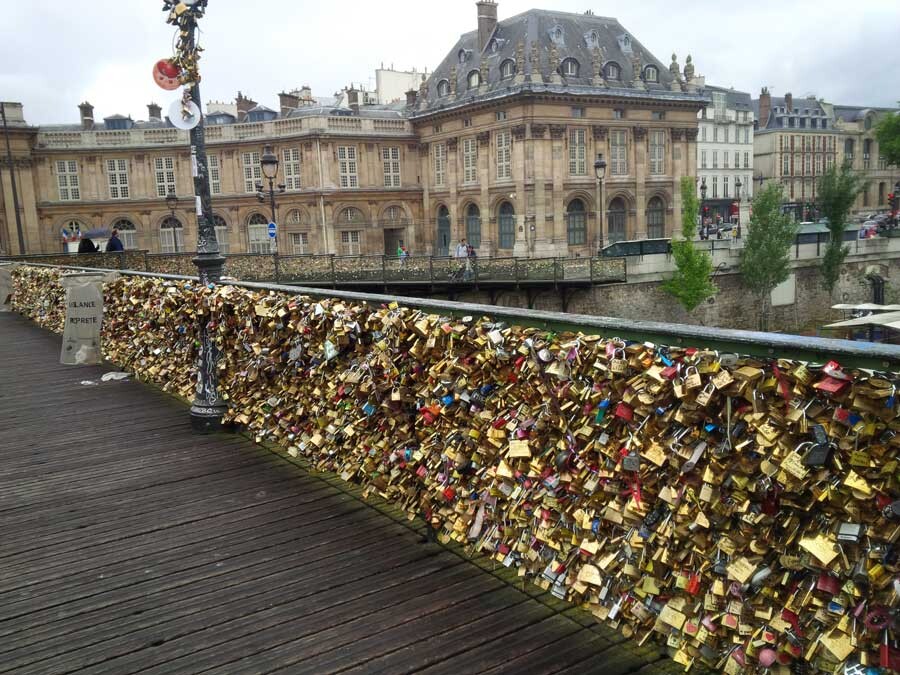 lastsecond.ir-paris-travel-guide-love-lock-bridge.jpg