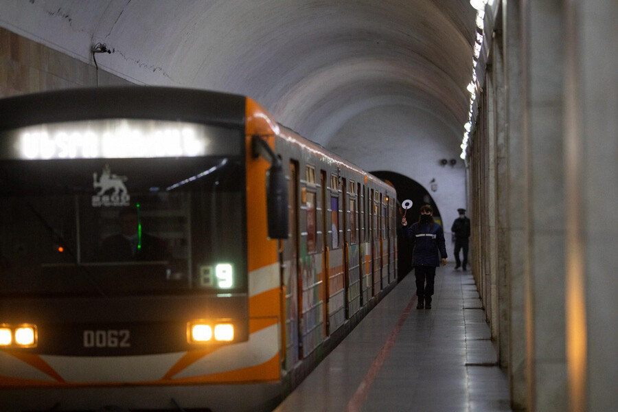 Lastsecond.ir-public-transportation-in-yerevan-metro.jpg
