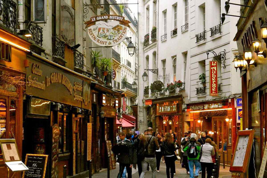 Lastsecond.ir-best-attractions-of-paris-Latin-Quarter.jpg