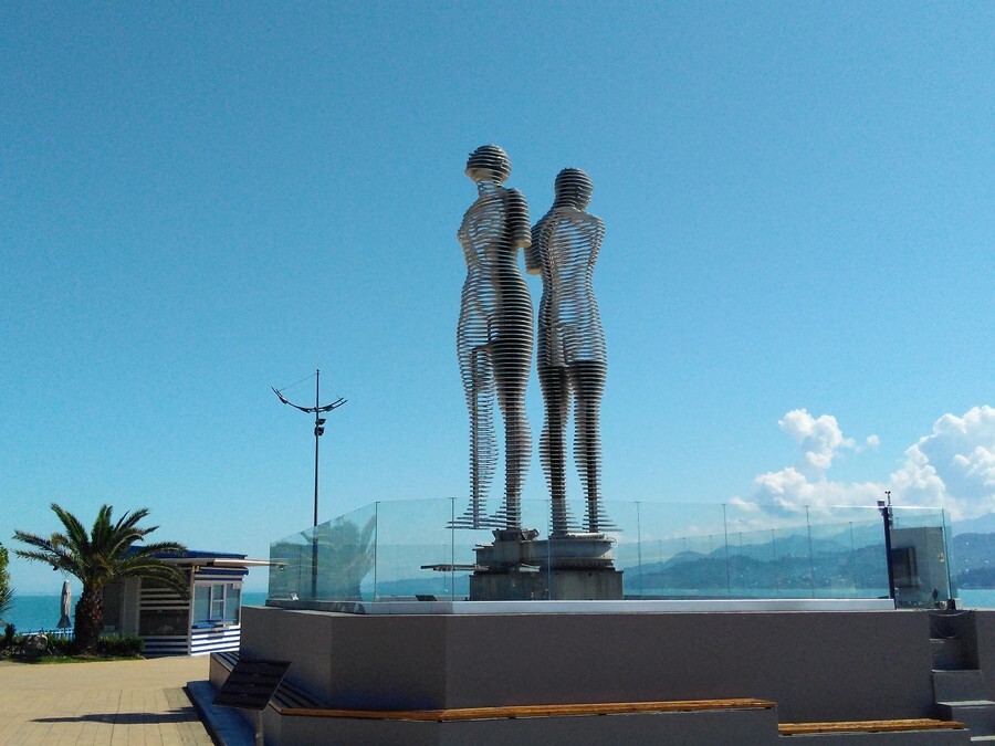 Monument Ali and Nino Batumi.jpg