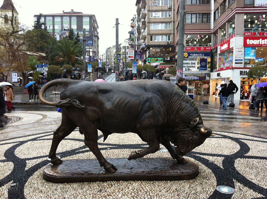 lastsecond.ir-istanbul-sightseeing-around-metro-Kadikoy-Bull-Statue.jpg