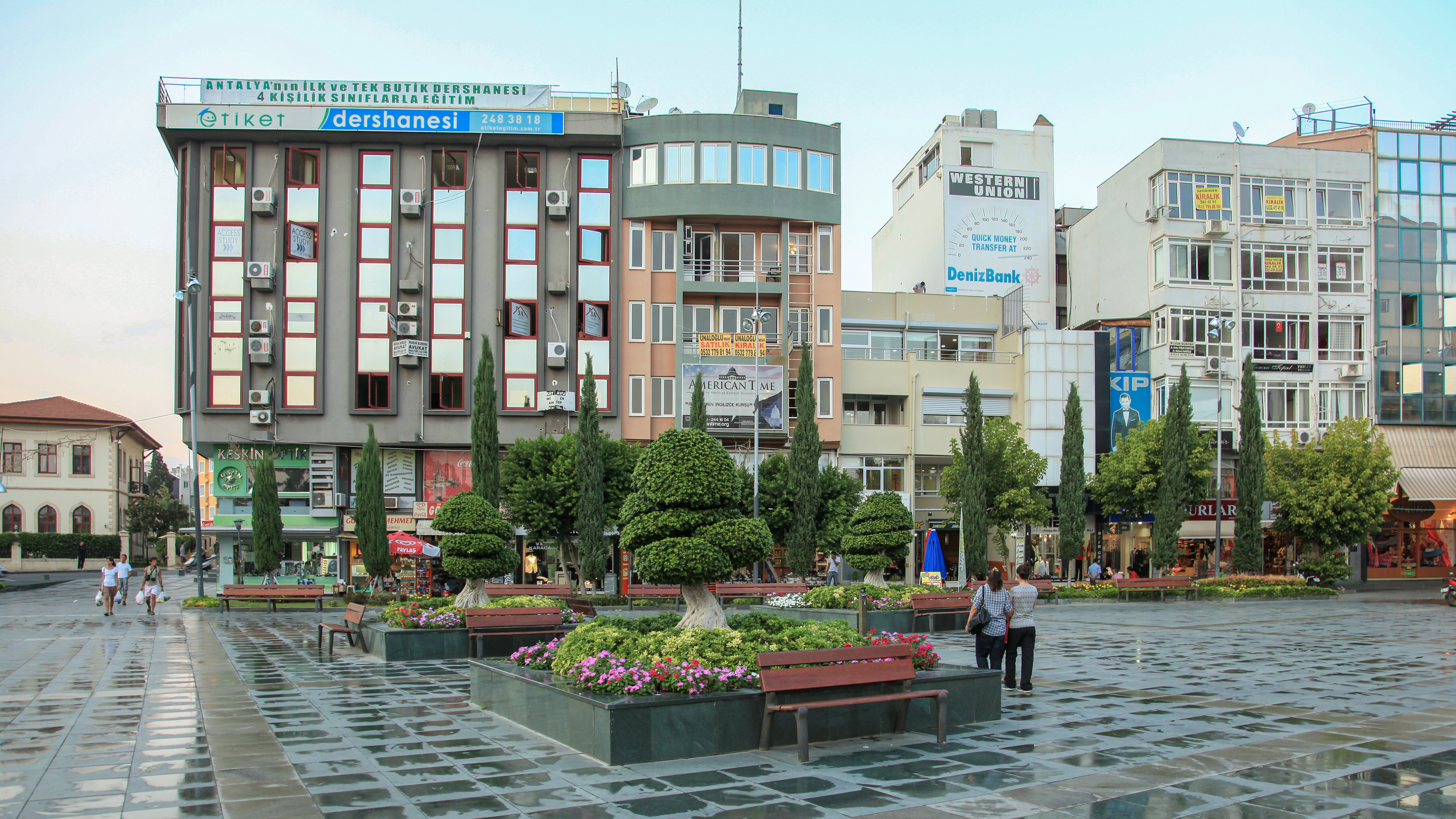 TR.AL.Antalya_Cumhuriyet-Meydani-Kapali-Otapark_(near-Republic-Square)_16x9+R.jpg