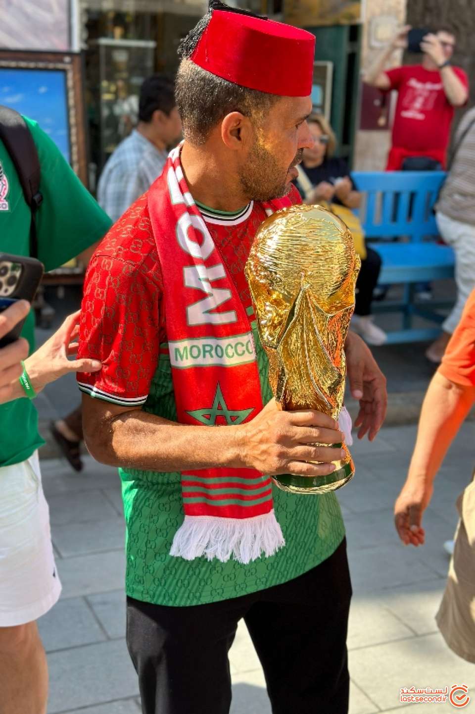طرفدار مراکشی با ماکت کاپ جام جهانی ، گویا او می دانست مراکش به جمع چهار تیم برتر جام جهانی میرسد!