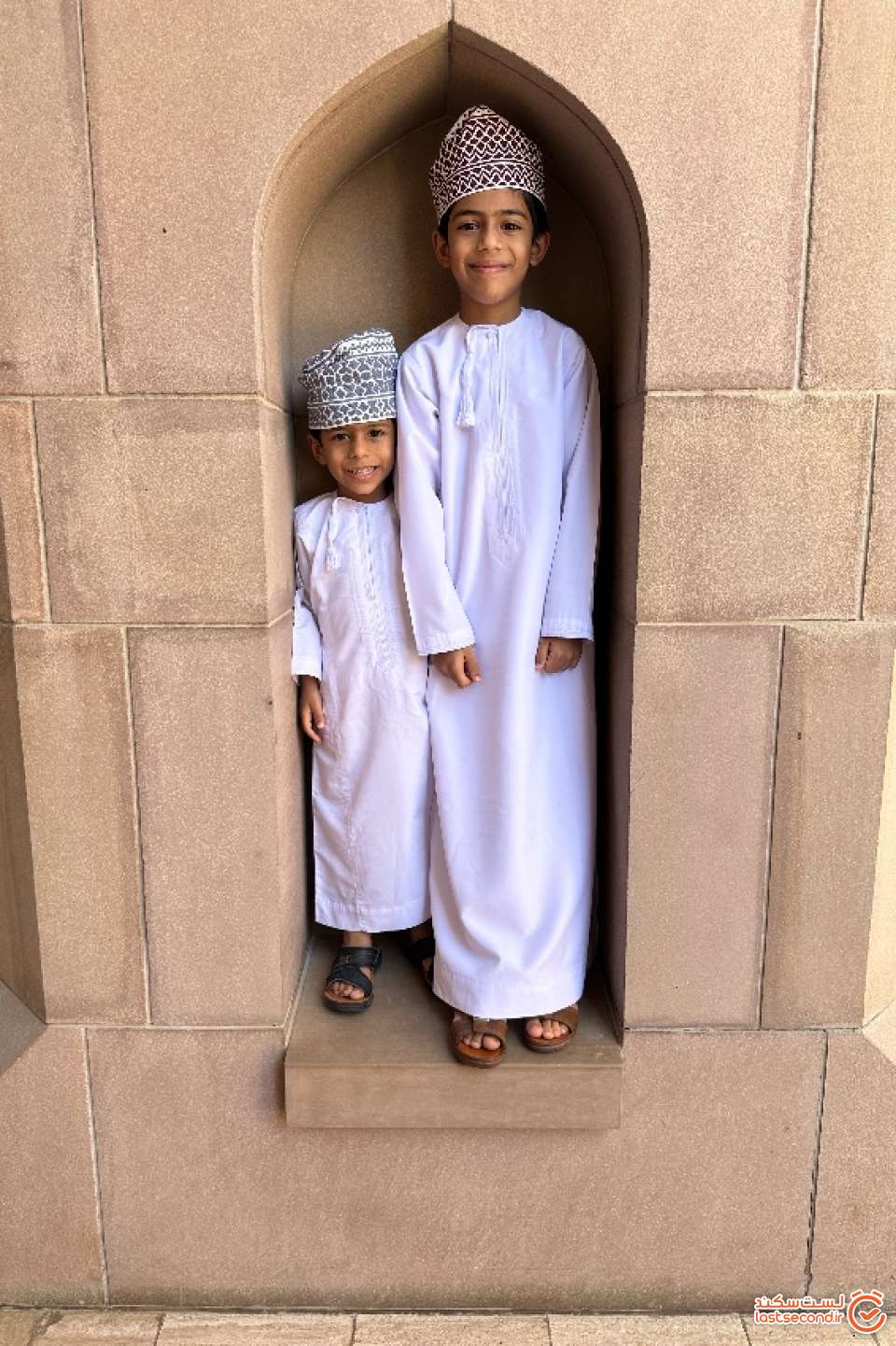 دو برادر عمانی که به همراه پدرشون به مسجد اومده بودن