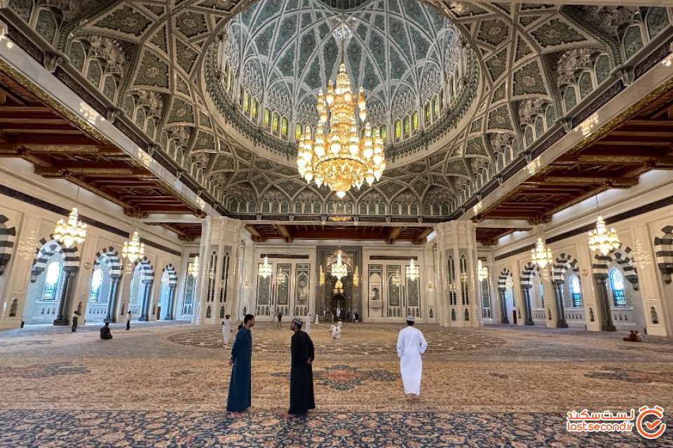 داخل مسجد زیبا و پر شکوه بود