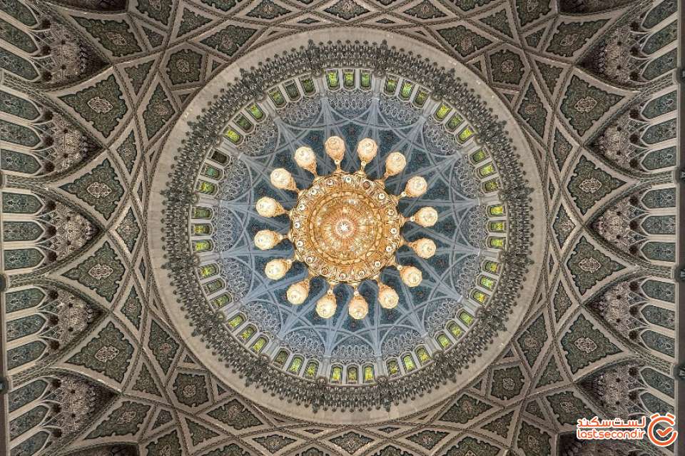 سقف و لوستر عظیم مسجد سلطان قابوس