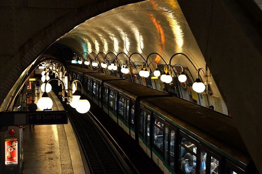 lastsecond.ir-public-transport-in-paris-metro.jpg
