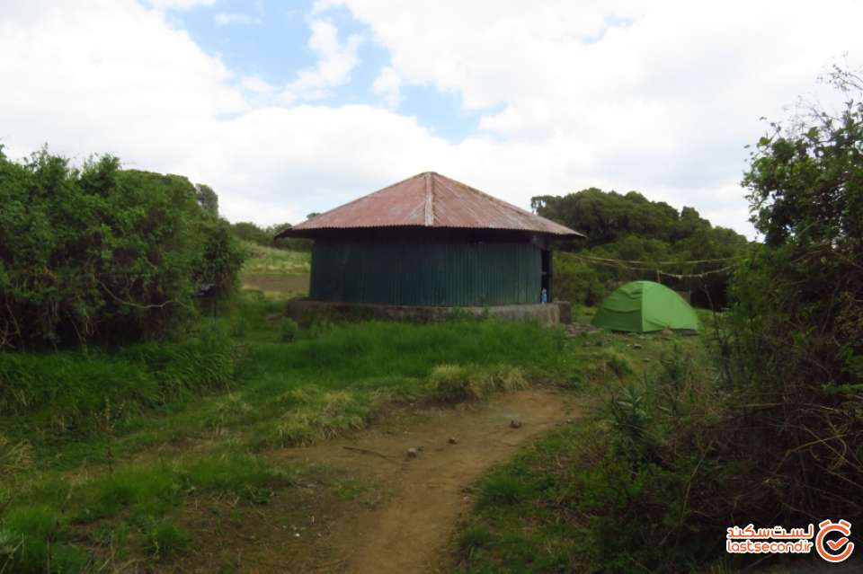 چادرها در کنار پناهگاه و فضای پوشیده کمپ سانکابر