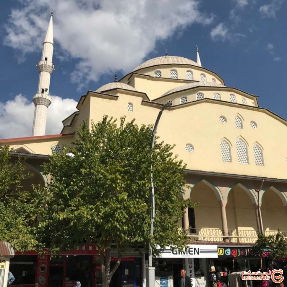 مسجد جنب هتل
