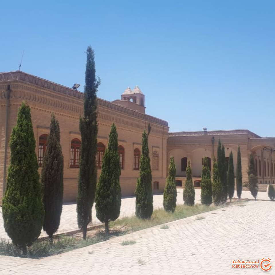تصویر 11: حیاط موزه مارکار با ساختمان های مربوط به مدارس و پرورشگاه زرتشتی