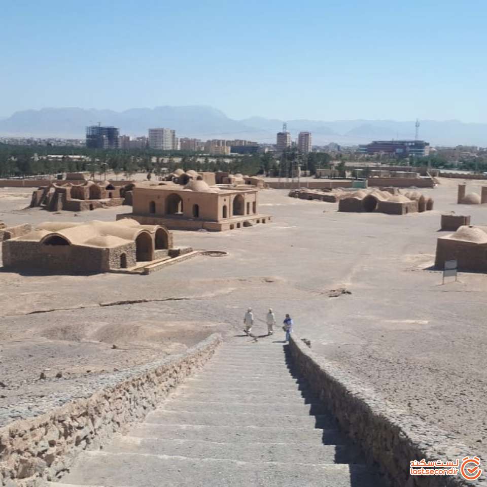 تصویر 9: چشم انداز شهر یزد بر فراز پله های دخمه زرتشتیان