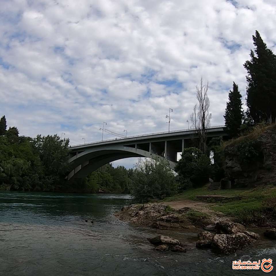 پل Blažo Jovanović و رودخانه Morača