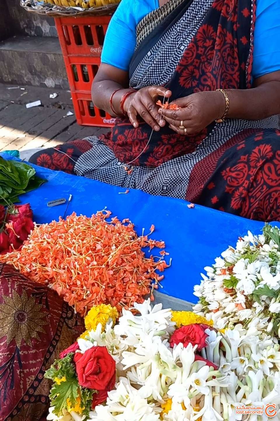 خانم هندی در حال ریسه کردن گلبرگها