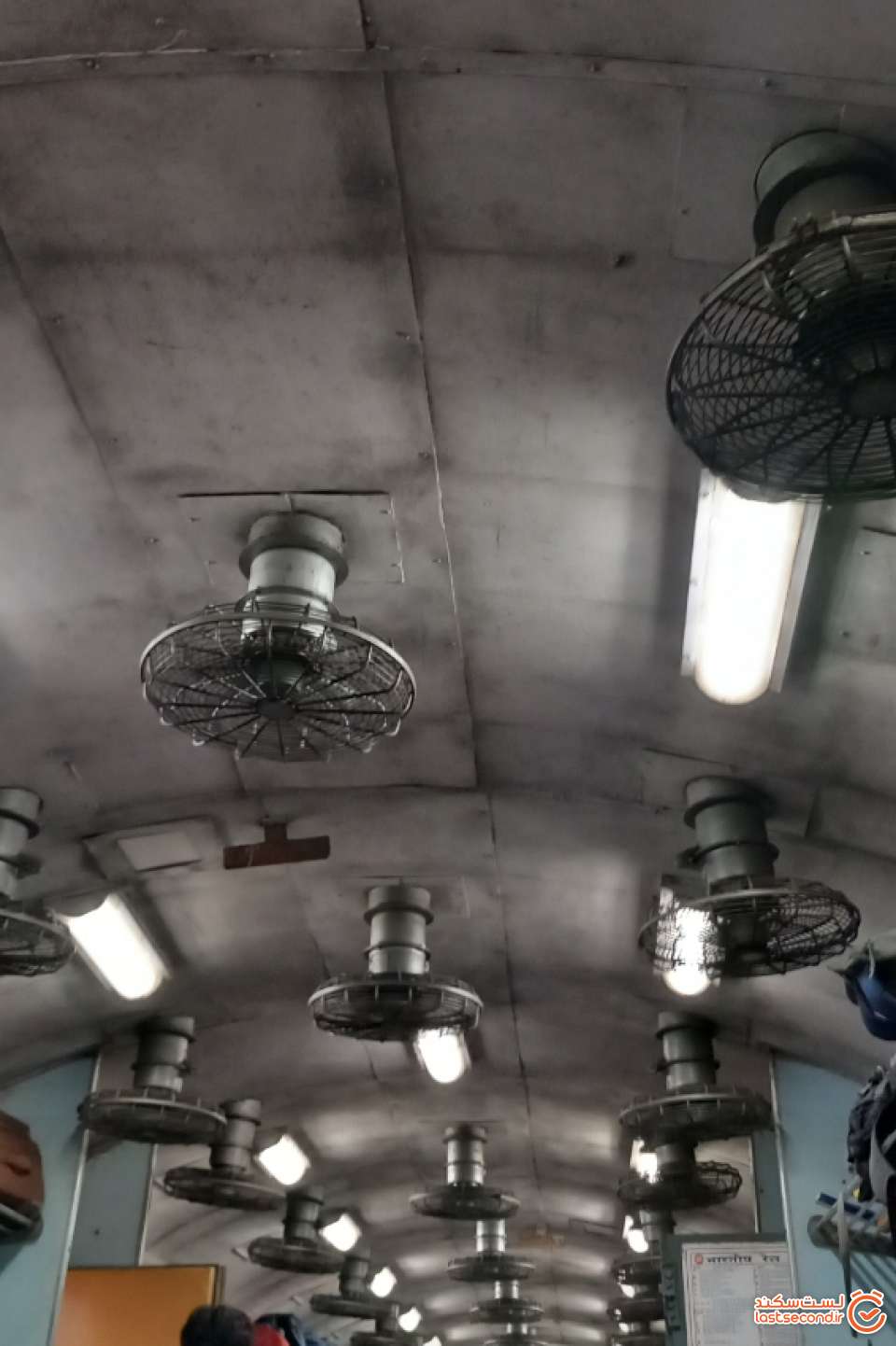 فن های سقفی داخل  هر واگن قطار