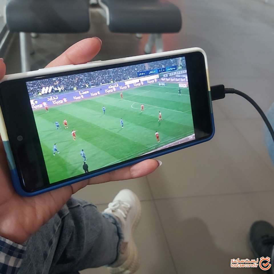 تماشای فوتبال در فرودگاه بانکوک