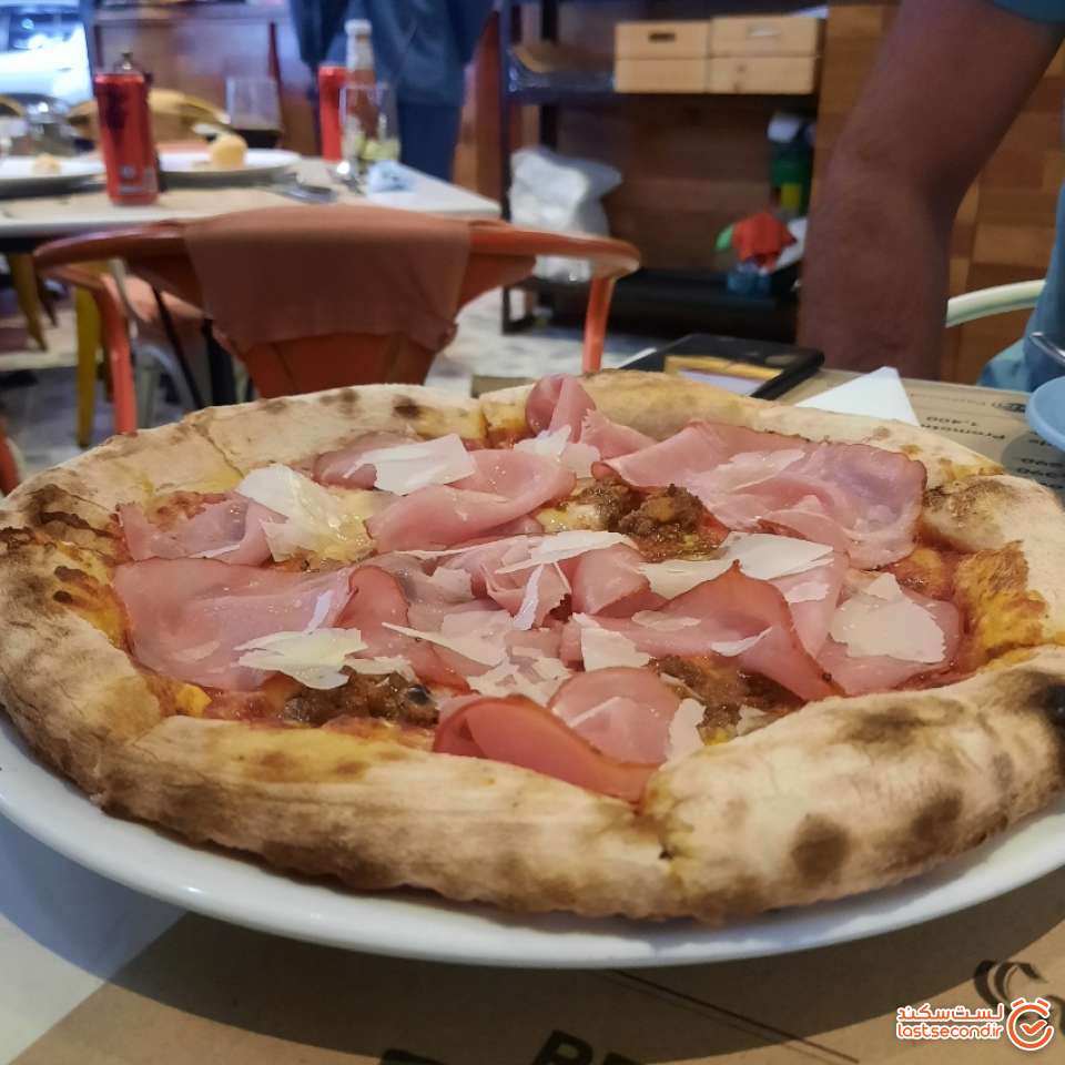 پیتزا رست بیف در رستوران ایتالیایی