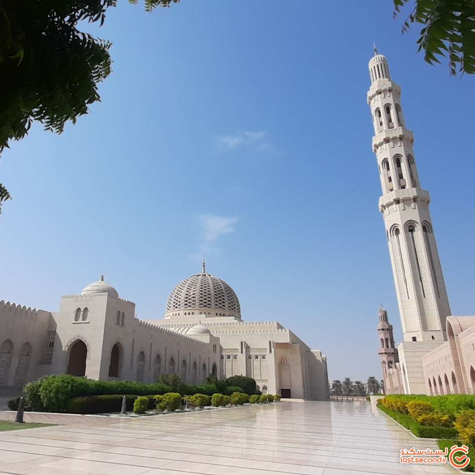 مسجد سلطان قابوس- نمای بیرونی و مناره بلند آن