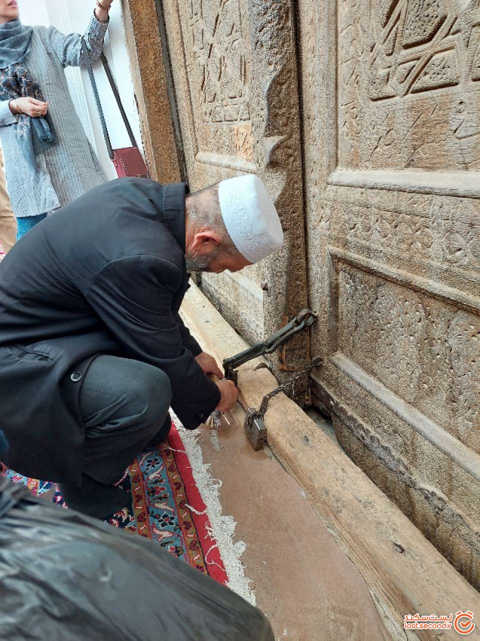 متولی و از بازماندگان شیخ در حال باز کردن قفل مقبره