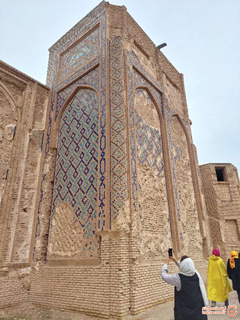 دیواره خارجی مدرسه غیاثیه خرگرد