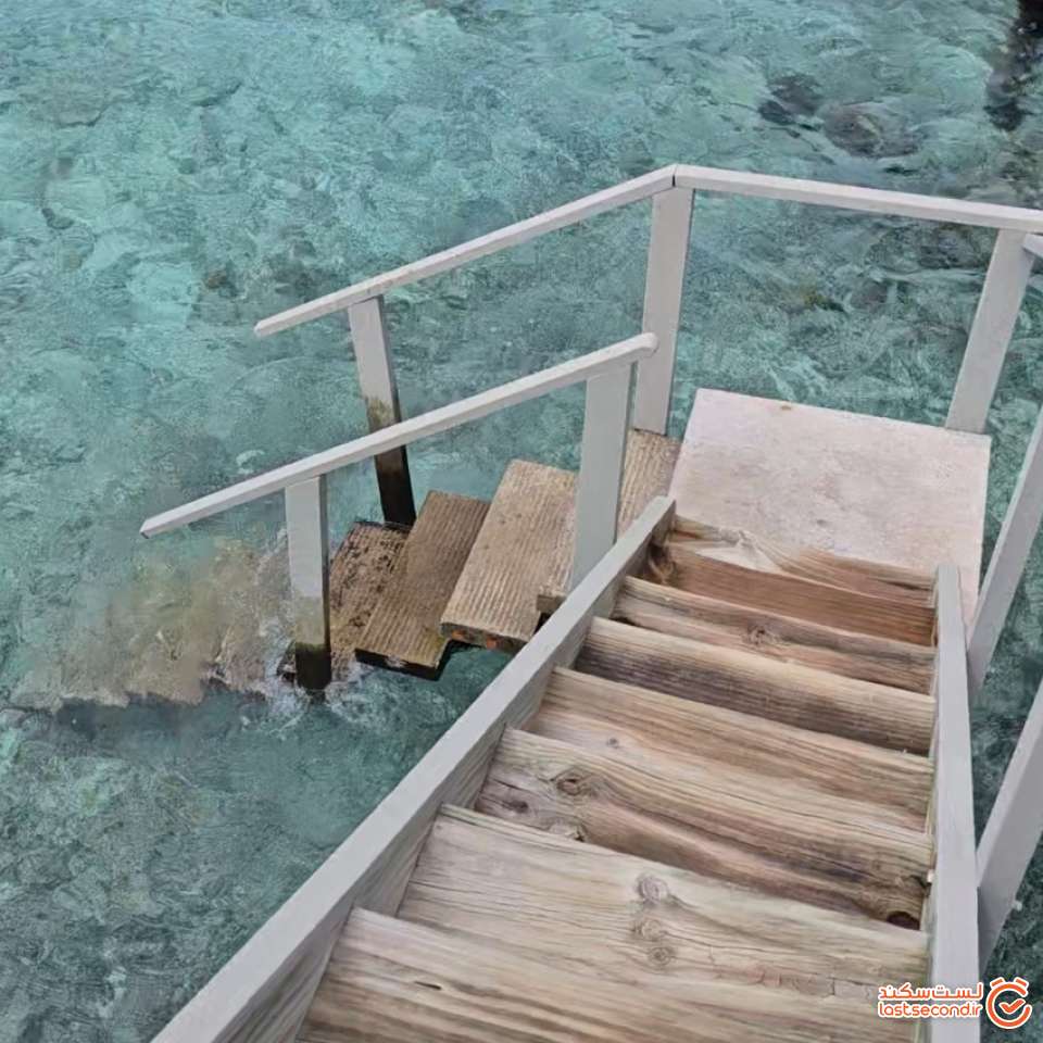 پله های تراس متصل به دریا