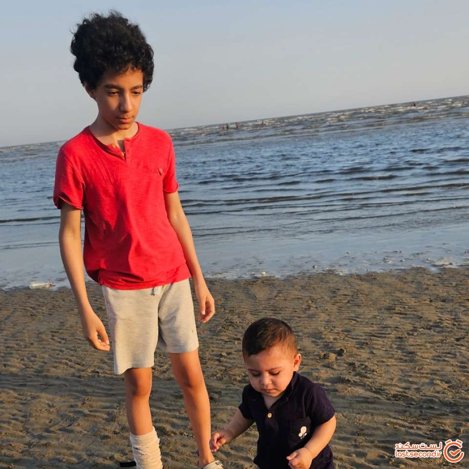 ساحل بندرعباس پسرک بهمراه دوست یک ساله اش
