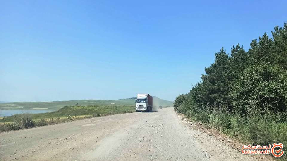 پنج کیلومتر مانده به مرز آکتاش جاده خاکی شد