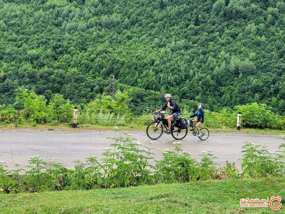 مادر و پسری آلمانی در حال رکاب زنی در جاده های گرجستان