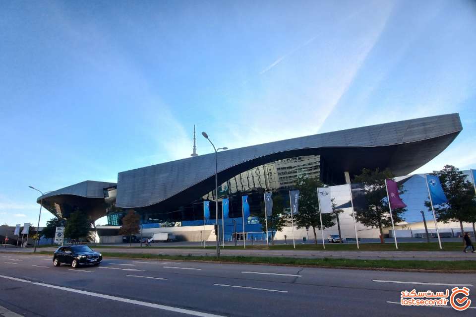 تصویر 11: ساختمان نمایشگاه محصولات BMW در مونیخ: روبروی این ساختمان، ساختمان مرکزی شرکت و مجموعه موزه قرار داشت که متاسفانه در روز مراجعه ما، موزه تعطیل بود.