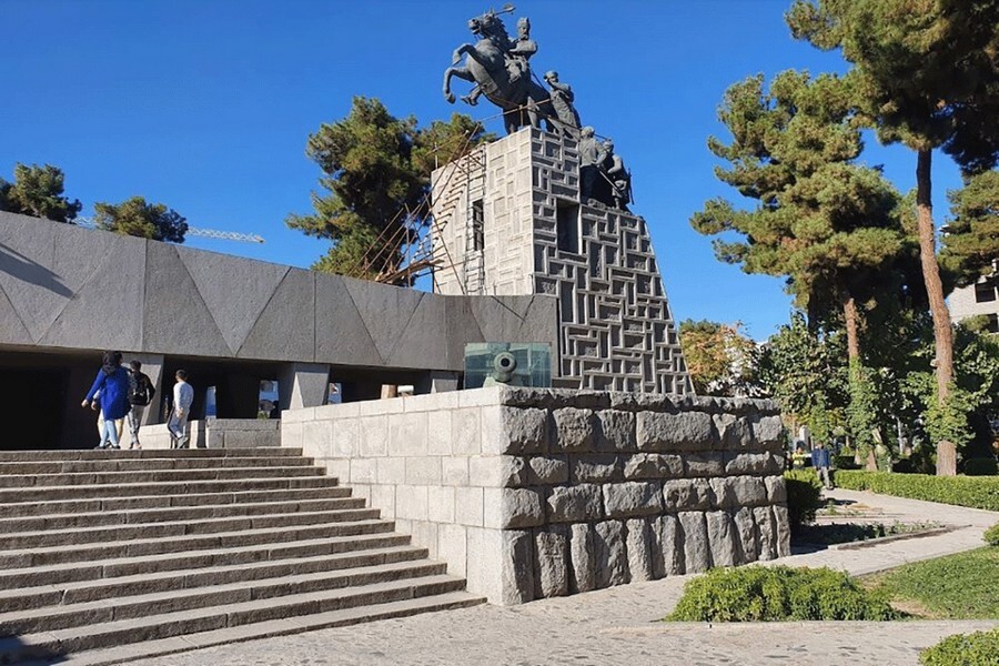 Tomb of Nader Shah-e Afshar.jpg