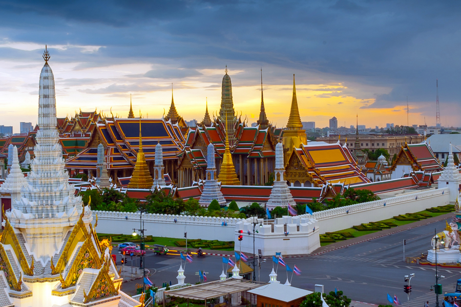 Temple-complex-Wat-Phra-Kaew.bmp
