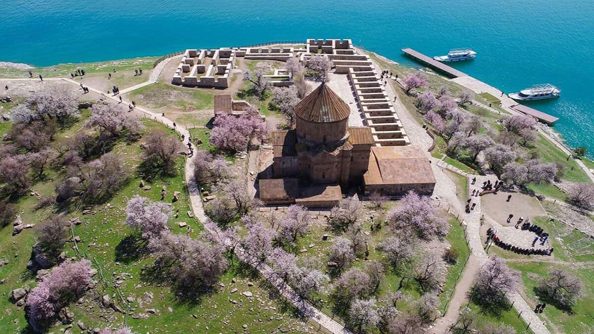 Armenian-Church-of-Akdamar-Island-1.jpg