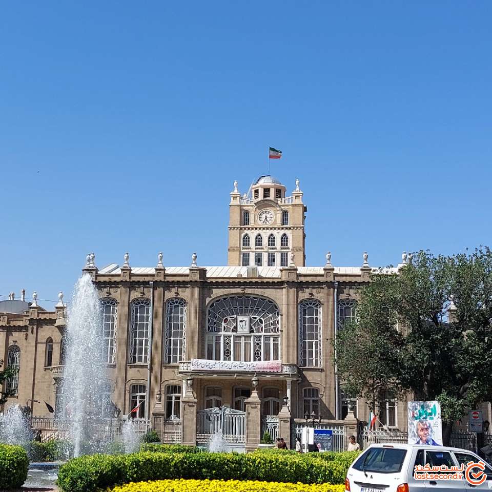 عمارت شهرداری در میدان ساعت