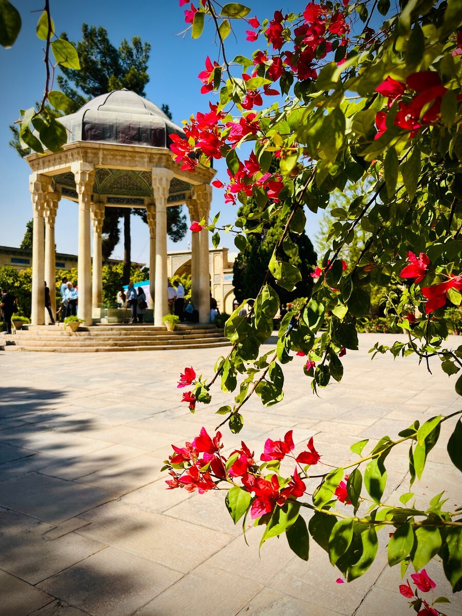 Tomb of Hafez.jpg