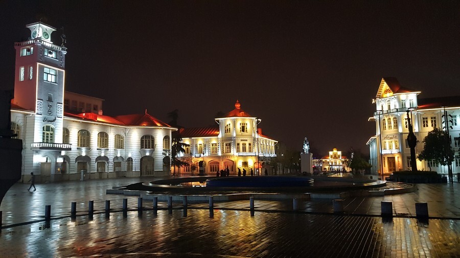 Rasht_Municipality_Mansion_in_an_Autumn_night.jpg