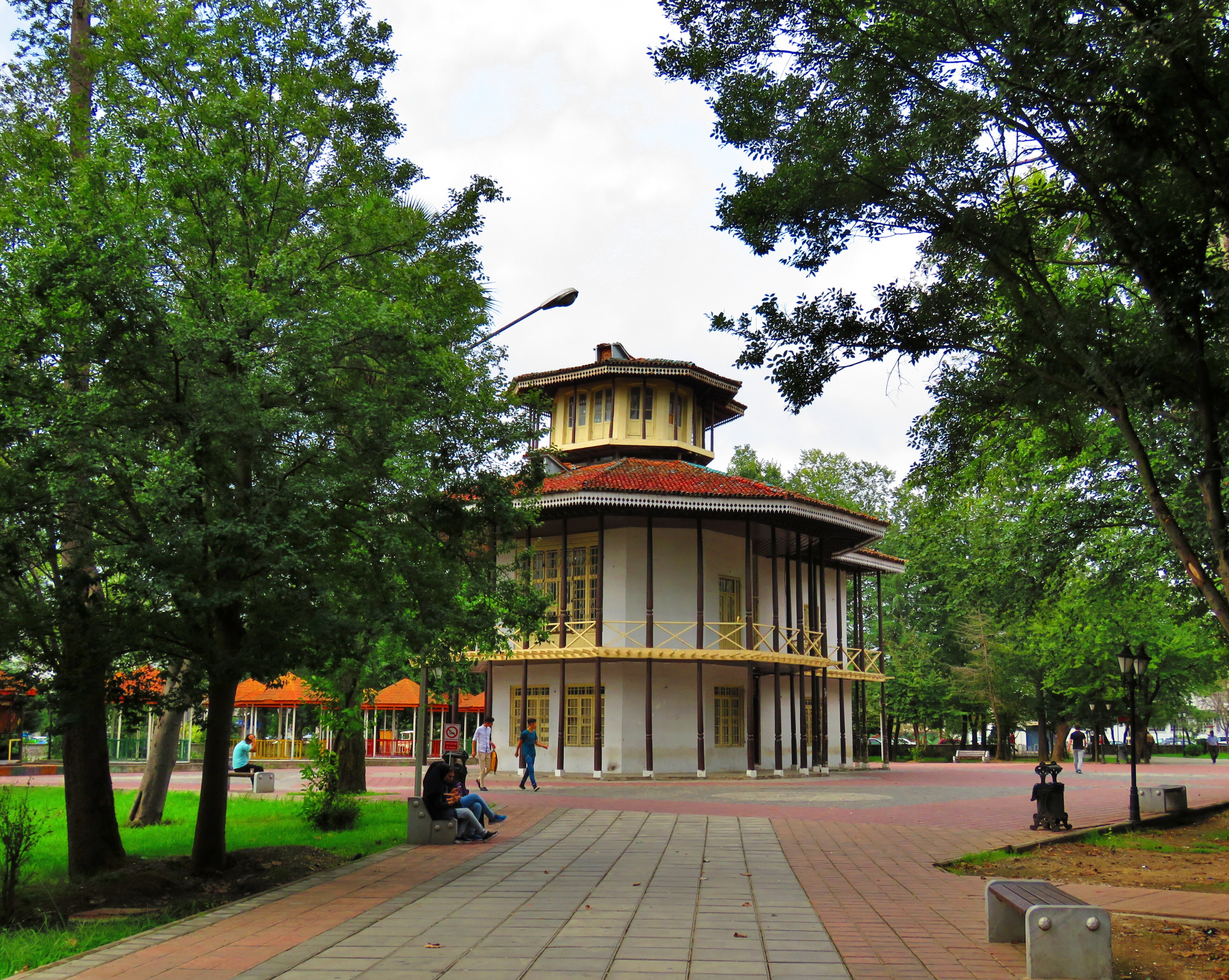 Pavilion-Historical_place_in_Rasht,_Iran.jpg