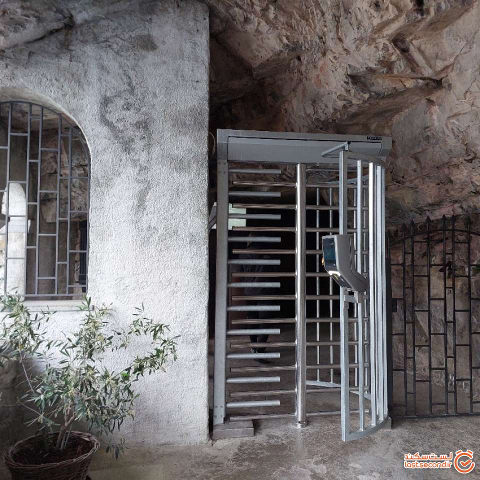 محل ورود به غار بیتوس که بسته بود