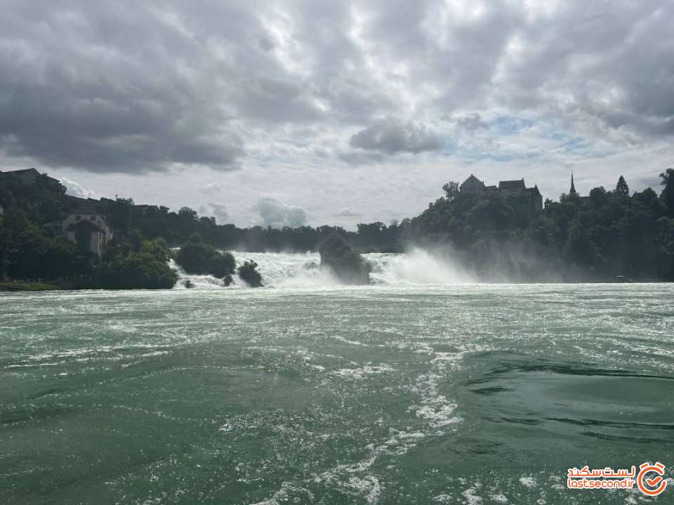 نمای آبشار از داخل کشتی
