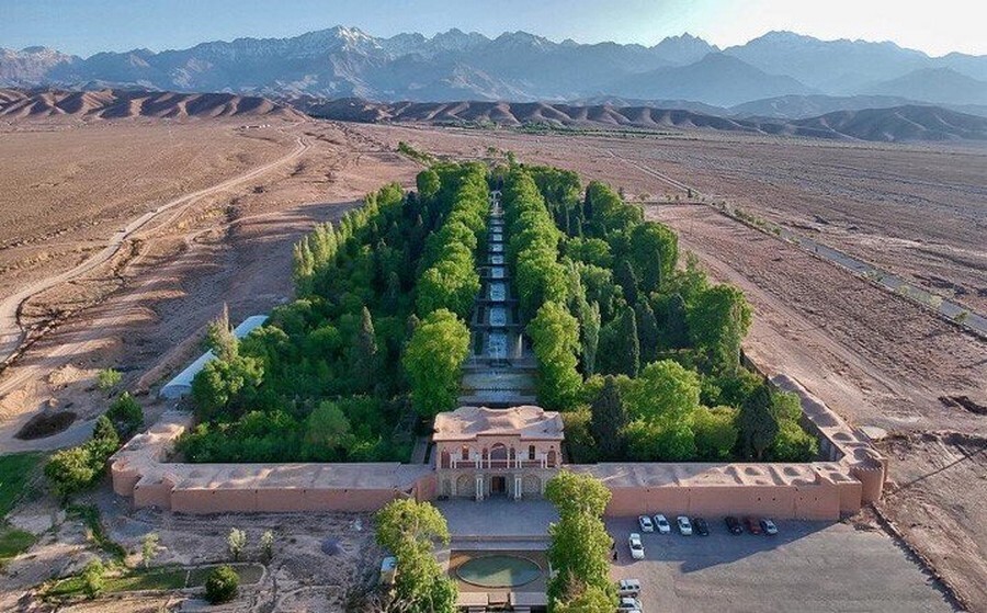 Shahzadeh Mahan Historical Garden.jpg