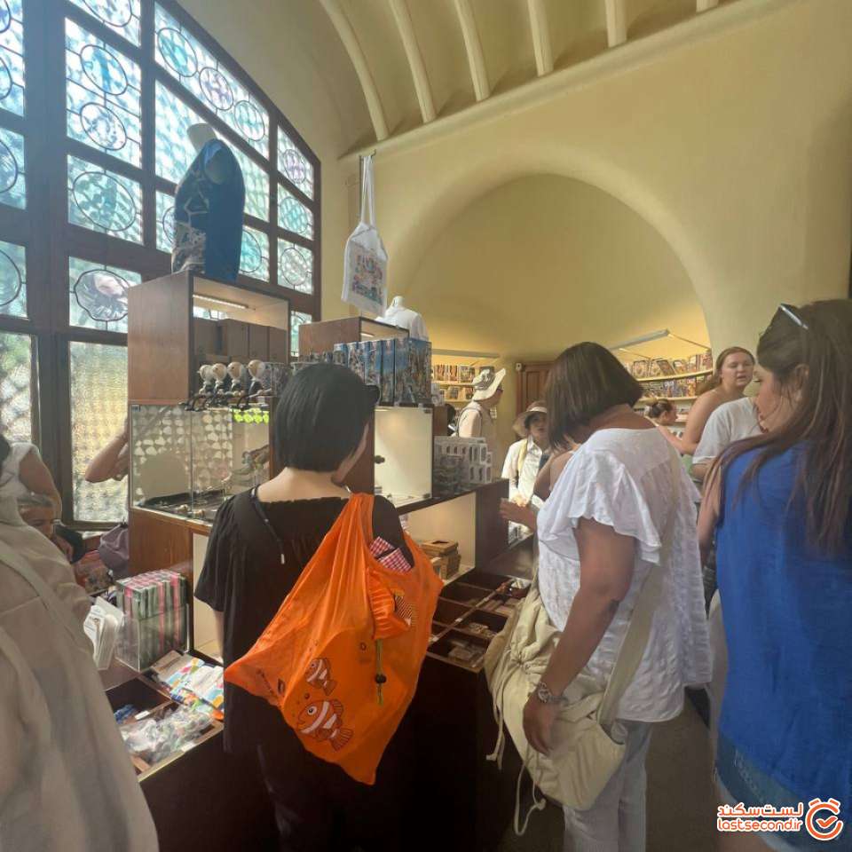 نمایشگاهی کوچک در داخل یکی از خانه ها