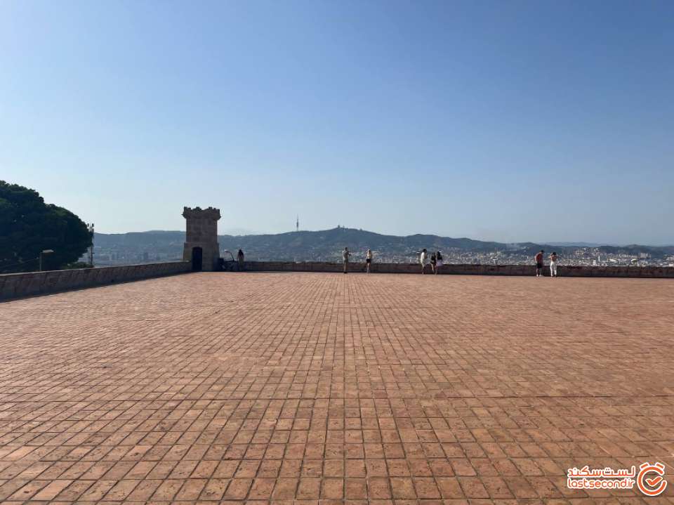 پشت بام وسیع قلعه