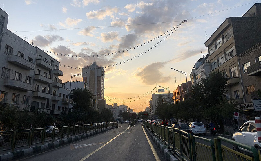 lastsecond.ir-shopping-centers-near-tehran-subway-stations-enghelab.jpg