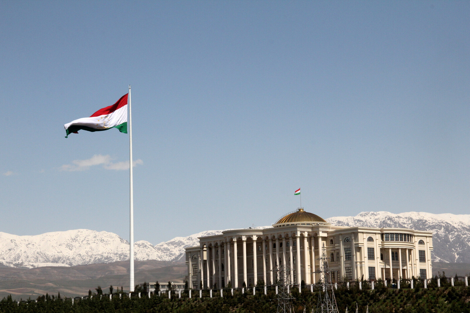 Palace_of_Nations_and_the_Flagpole_Dushanbe_Tajikistan.jpg