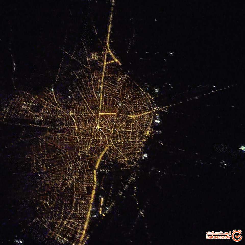 اینجا خلبان یه چیزی گفت ، انگار که میخواد فرود بیاد