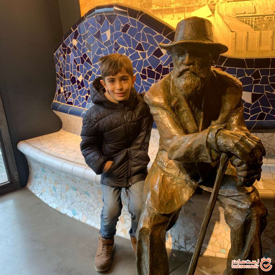 ماکت پارک و آقای گائودی سازنده آن