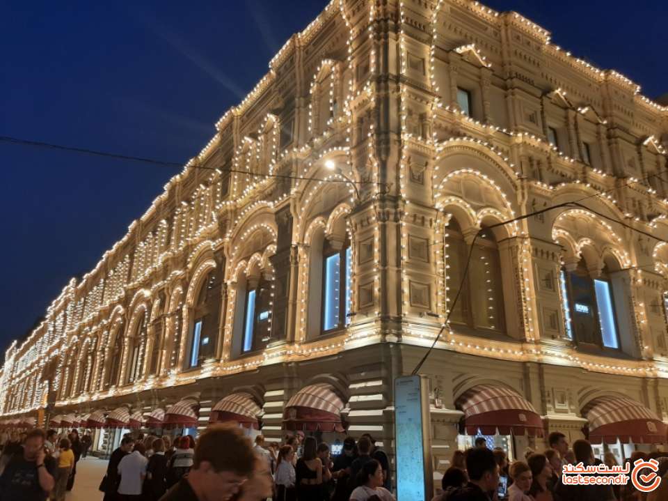 نمای بیرونی پاساژ گوم در شب