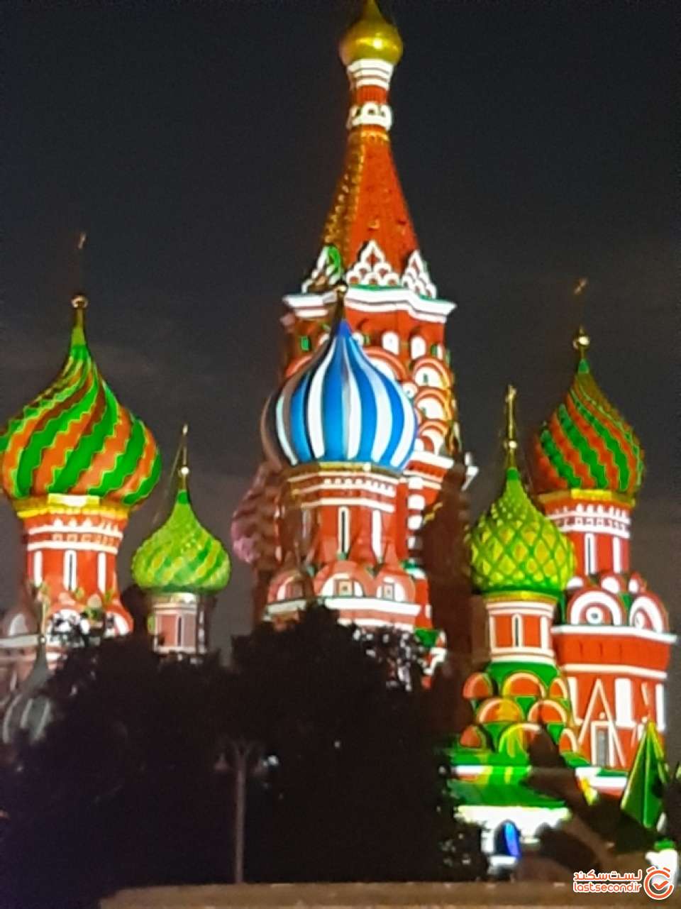 کلیسای سنت باسیل در شب